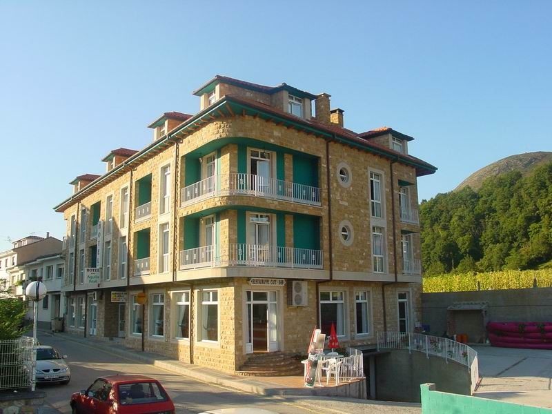 Hotel Aguila Real Onís Eksteriør billede